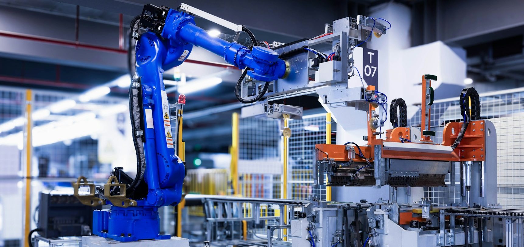 Industrieroboter führt präzise Montagearbeiten in einer Fabrikhalle durch.