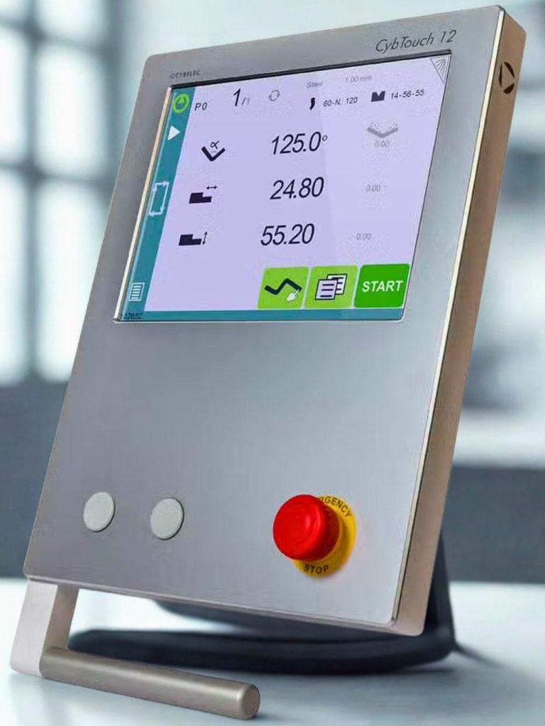 Cybelec CybTouch12 Retrofit Abkantpresse Bedienfeld mit Bildschirm, Tasten und Not-Aus-Schalter, zeigt Werte und Einstellungen an.