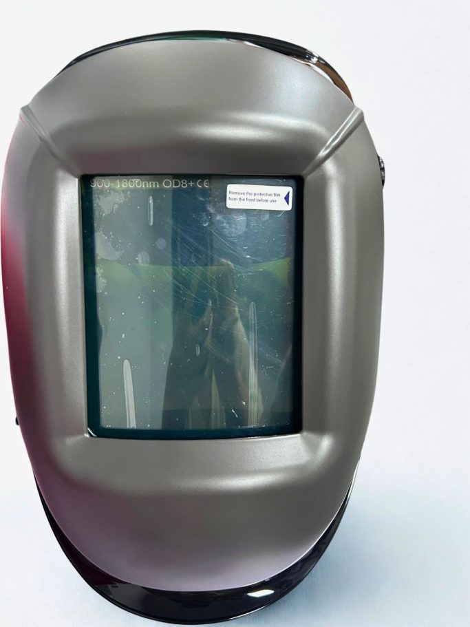 Schutzhelm für Schweißen mit einem großen Sichtfenster und grauer Oberfläche.