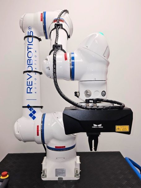 Revobotics HC10 Yaskawa mit 3D Vision von Mech-Mind Industrieroboter mit mehreren Gelenken und integrierter Steuerungseinheit.