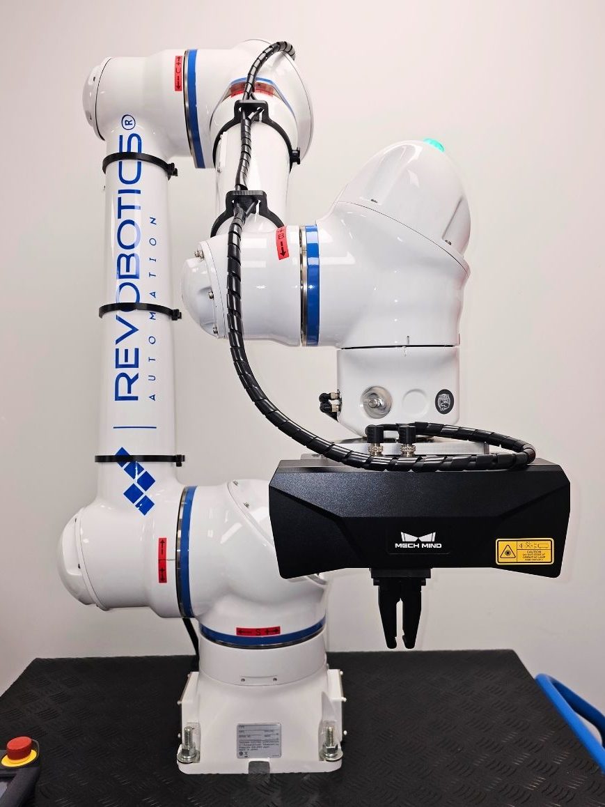 Revobotics HC10 Yaskawa mit 3D Vision von Mech-Mind Industrieroboter mit mehreren Gelenken und integrierter Steuerungseinheit.