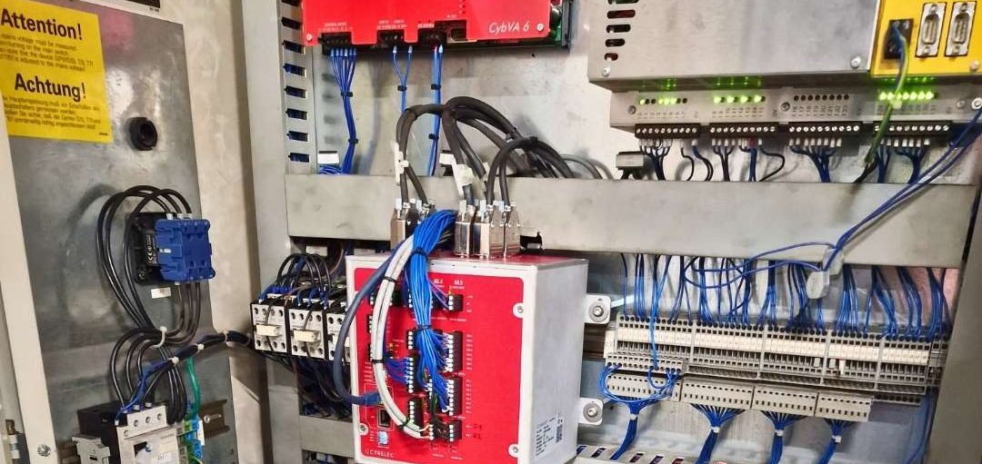 Retrofit Cybelec Abkantpressen Elektronische Steuerung mit Kabeln und Anschlüssen in einem Schaltschrank.
