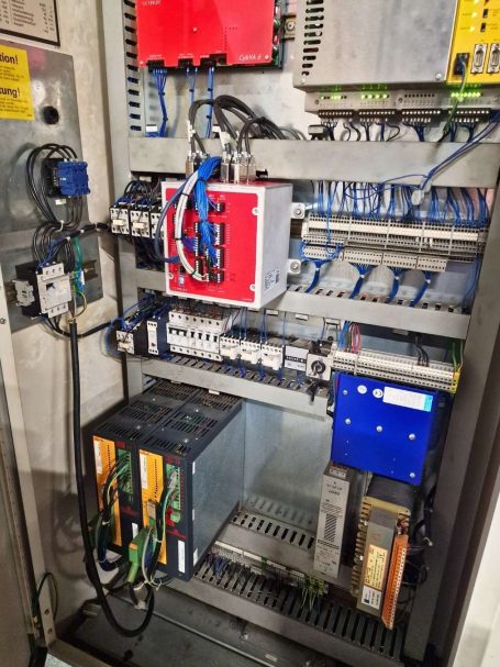 Schaltschrank Retrofit für Tafelschere und Abkantpresse Schaltschrank mit verschiedenen elektrischen Komponenten und Verdrahtungen.