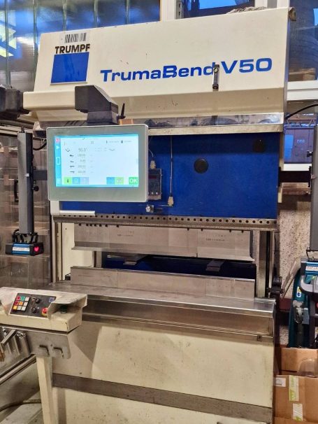 TruBend V50 Biegemaschine mit Bildschirm und Steuerpanel in einer Werkstatt.