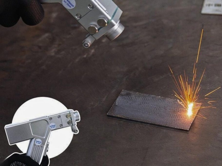 Schweißgerät in Aktion, Funken sprühen von einem Metallstück.