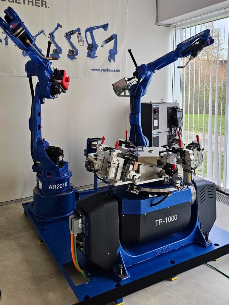 Yaskawa TR-1000, Twin AR2010 Zwei Yaskawa Industrieroboter auf einer Arbeitsstation, bereit für Fertigungsaufgaben.