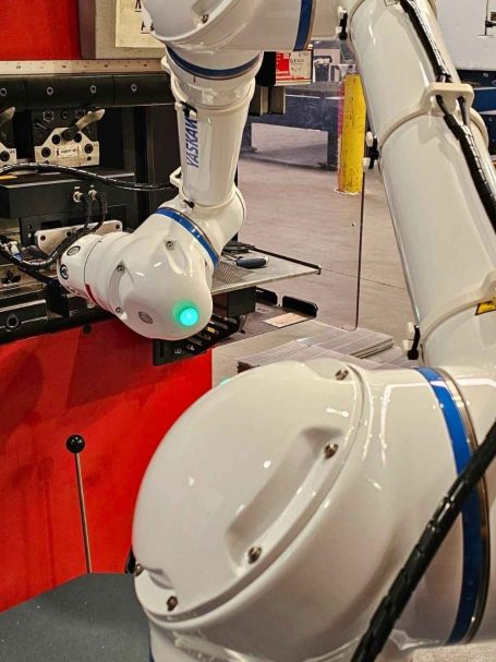 HC10DTP mobil vor Abkantpresse Roboterarme mit grüner LED-Leuchte in einer industriellen Umgebung.