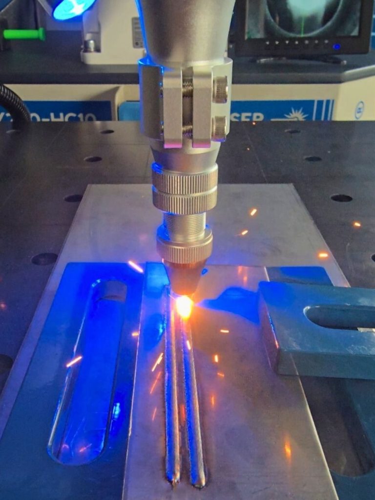Laserschweißen mit einem Cobot Schweißgerät mit Funken, der Metallteile verbindet unter blauen LED-Lichtern.