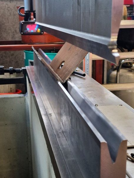 Retrofit Abkantpresse Maschine mit zwei Metallteilen, die präzise aufeinander ausgerichtet sind.