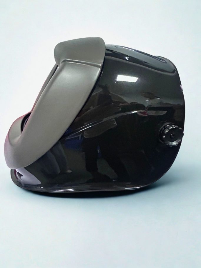 Schwarzer Helm mit grauen Details, seitlich betrachtet.