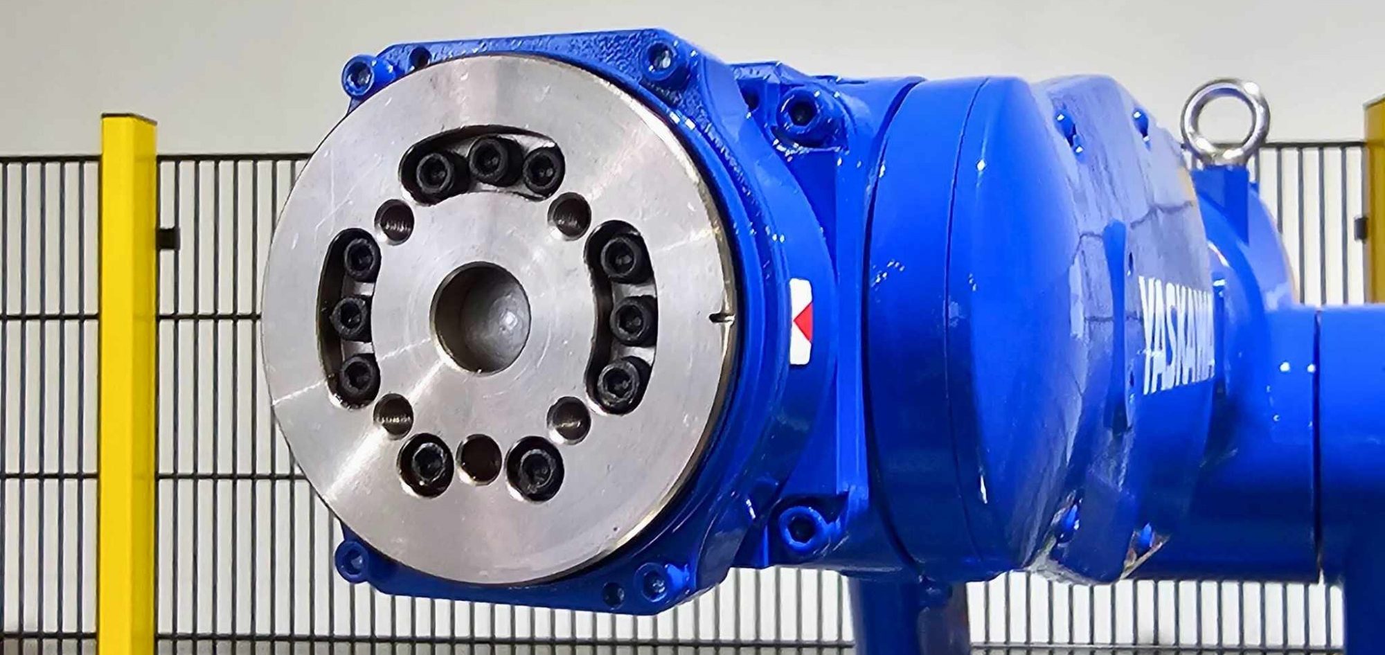 Blauer Yaskawa Roboter mit kreisförmigem Design und mehreren Anschlussöffnungen.