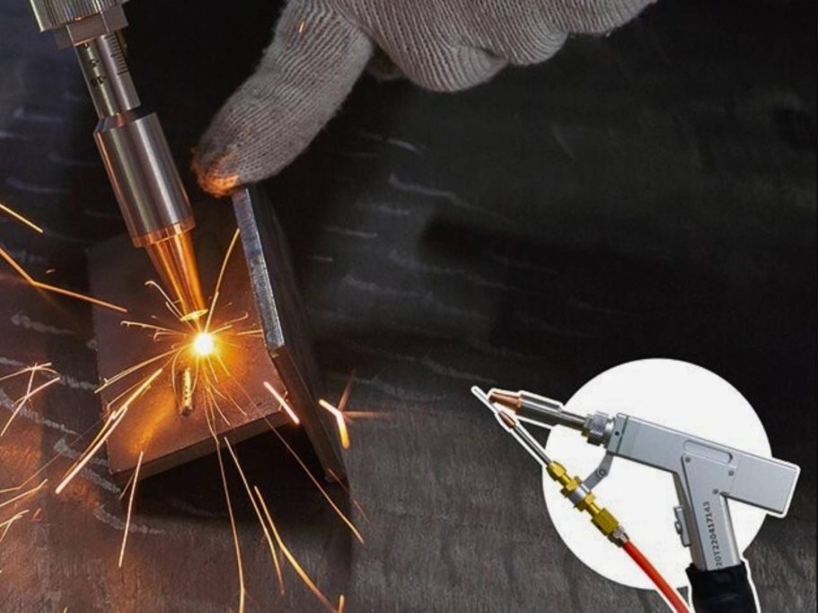Finger zeigt auf einen Schweißbrenner; Funken sprühen von der bearbeiteten Metalloberfläche.