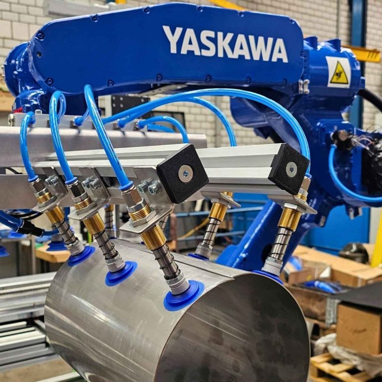 Industrieroboter von Yaskawa mit Vakuumgreifern an einer Metalloberfläche.