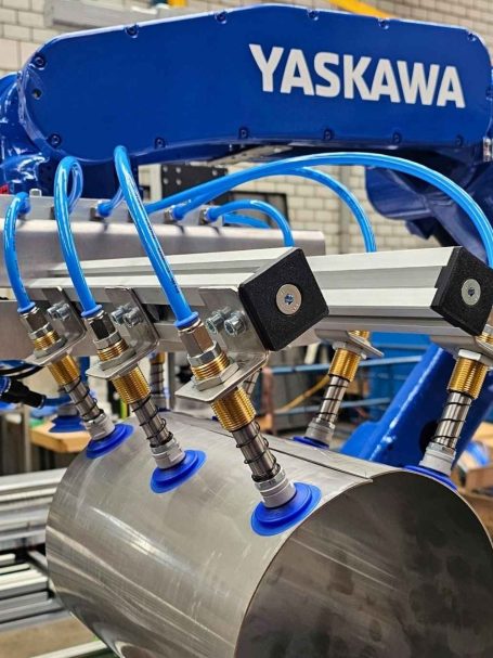 Industrieroboter mit Yaskawa-Logo, ausgestattet mit mehreren Greifarmen.