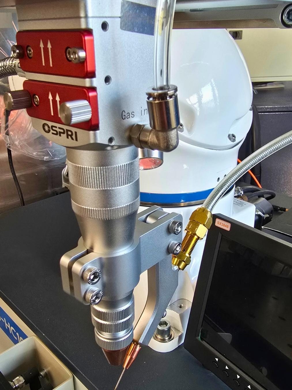 Laserschweißkopf montiert auf einen Cobot