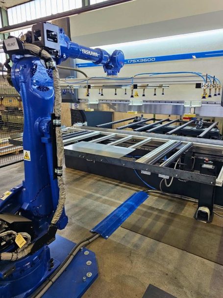 Industrieroboter in einer Werkstatt, bereit zur Bearbeitung von Materialien.
