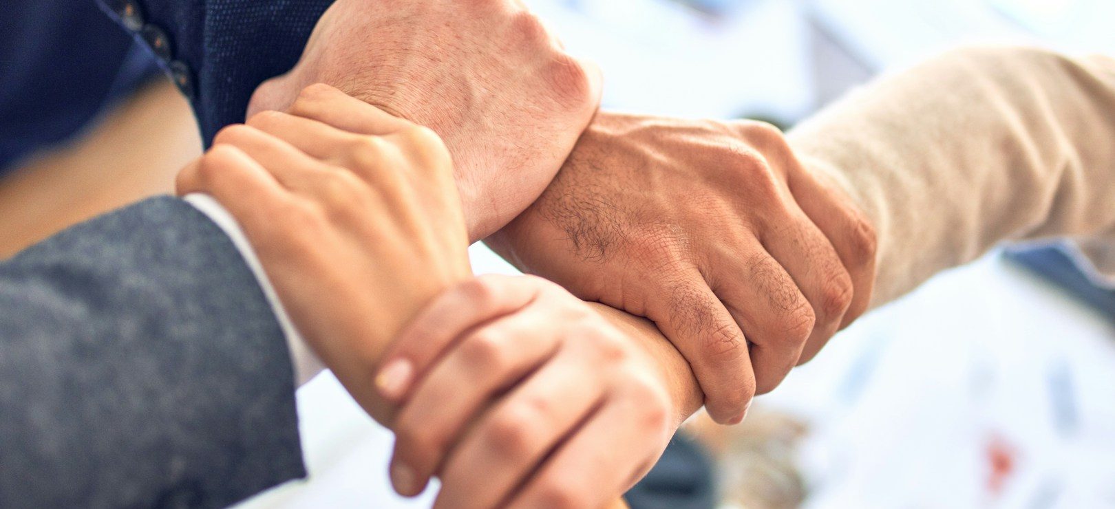 Team Revobotics GmbH Vereinte Hände in einem freundlichen Zusammenhalt, symbolisch für Teamarbeit.