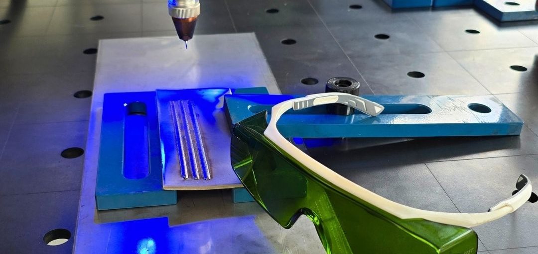 Roboter Laserschweißen Laserbearbeitung von Materialien auf einer präzisen Werkbank mit verschiedenen Werkzeugen.