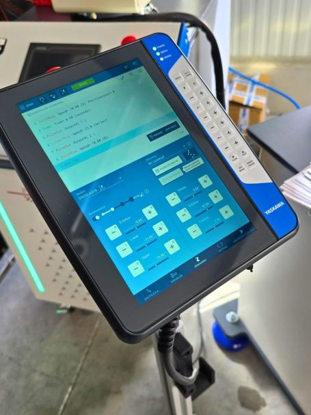 Ein Touchscreen-Gerät mit Tastatur zur Dateneingabe und Steuerung.