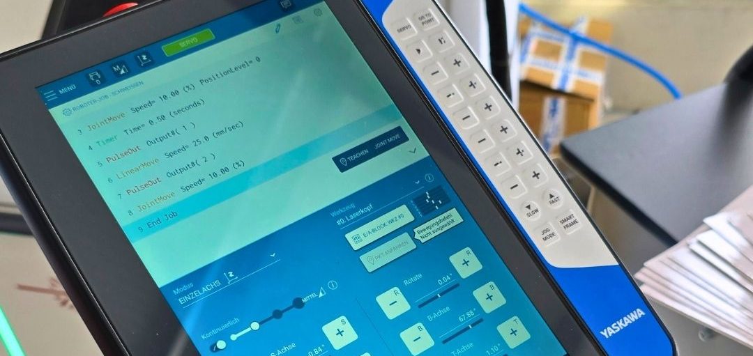 Smartpendant Yaskawa Ein Touchscreen-Gerät mit einer Benutzeroberfläche und Tasten.